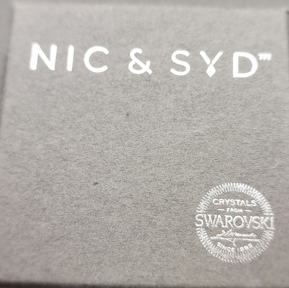 Nic & Syd Swarovski Crystal‎ Silver Stud Earrings - Picture 5 of 6